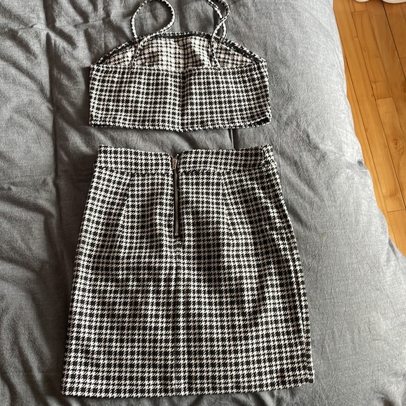 Garage size small - Picture 2 of 2